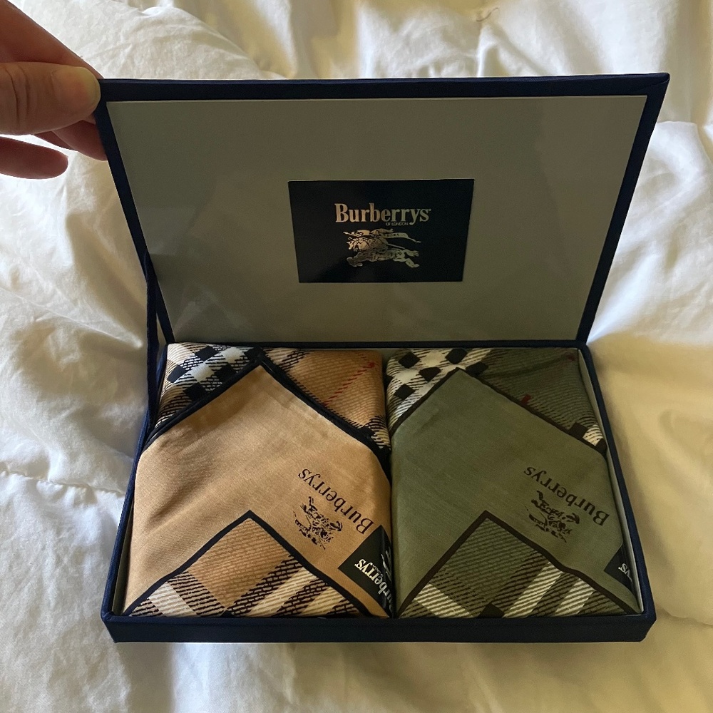 New in box Vintage Burberrys Pocket Square Handkerchief Scarf Set Classic Plaid